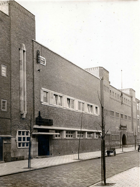 De scholen in de Riouwstraat op een historische foto
              <br/>
              Beeldbank Stadsarchief, jaren 20